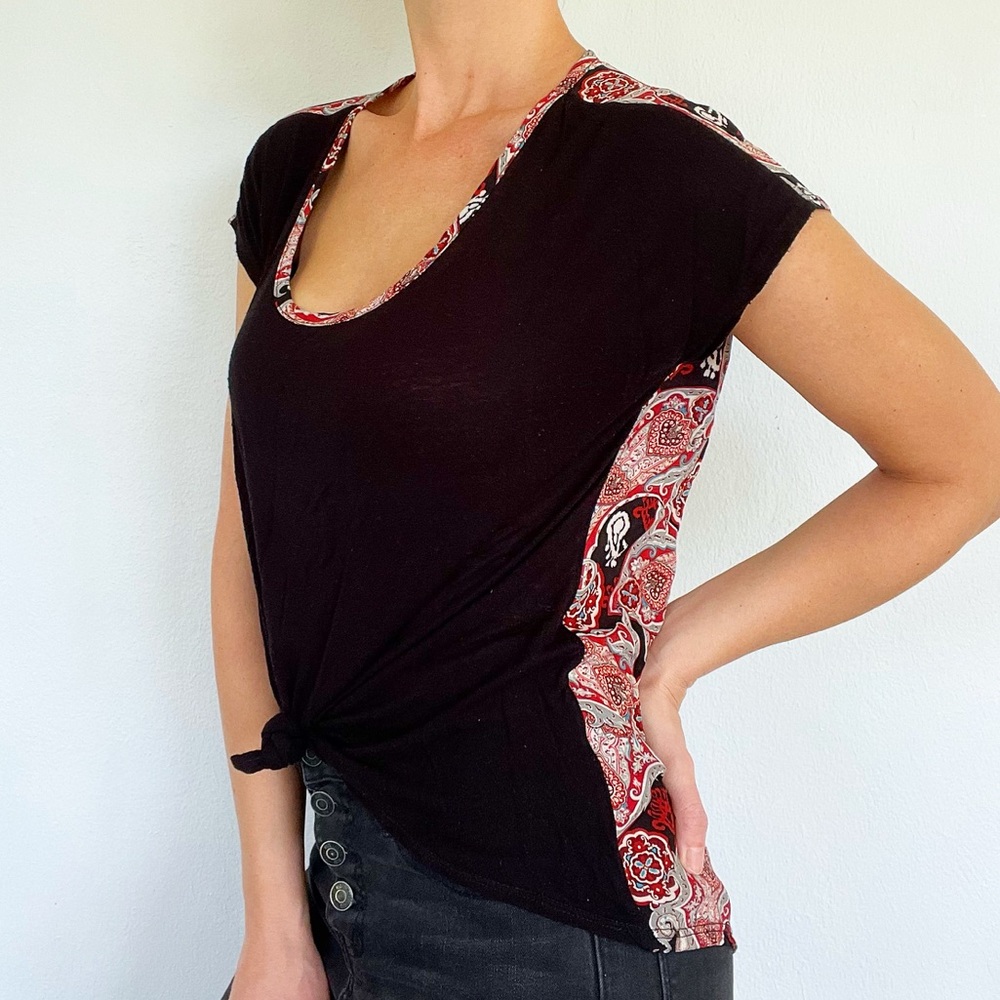 Persaya black red paisley trim high low tee size medium